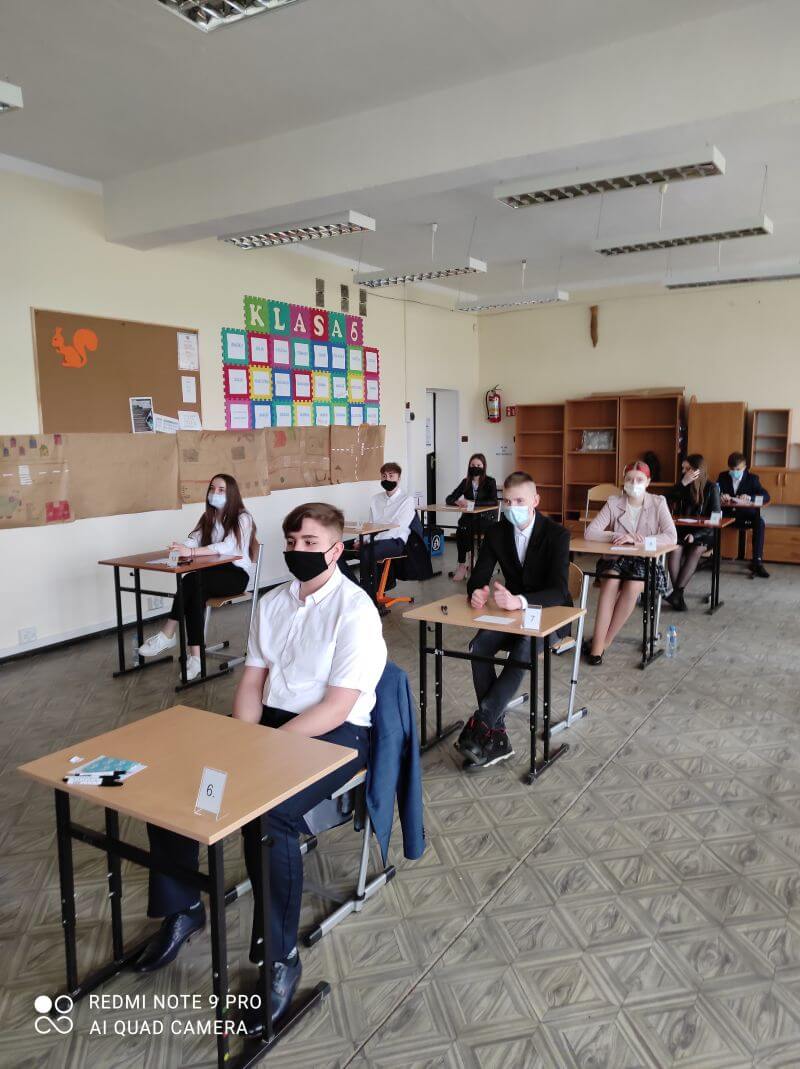Uczniowie klasy ósmej podczas egzaminu